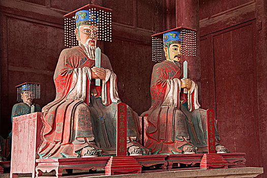 四川省富顺县富顺文庙大成殿内供奉孔子塑像,以及四配,颜回,子思,曾子,孟子和十二哲人