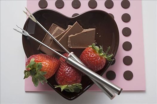 小碗,巧克力块,草莓,火锅叉