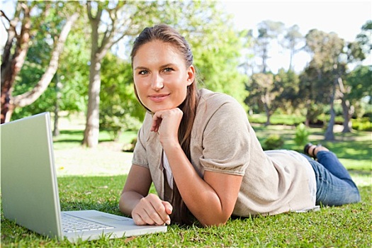 女人,躺着,草坪,笔记本电脑