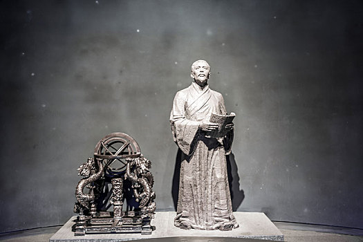 中国安徽名人馆内王蕃与浑天仪雕塑