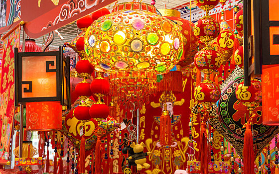 红灯笼中国结对联等中国春节饰品