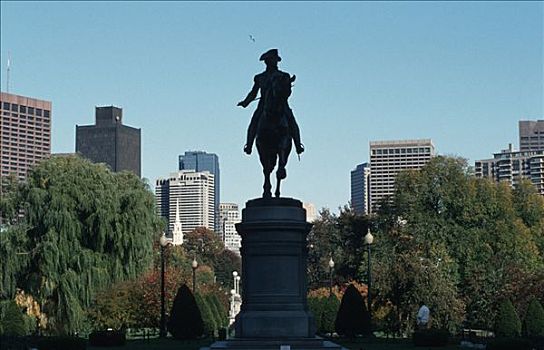 骑马雕像,天际线,波士顿公共公园,波士顿,马萨诸塞,美国