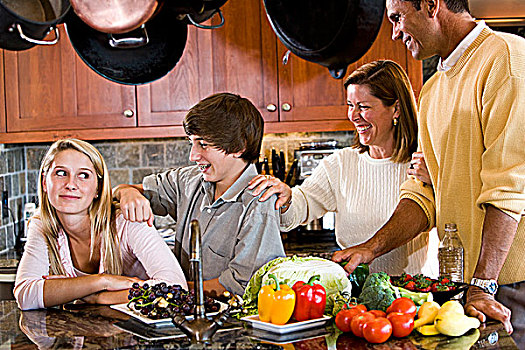 幸福之家,青少年,微笑,厨房
