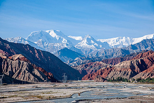 新疆喀什至塔什库尔干塔吉克自治县314国道边的塔什库尔干河谷