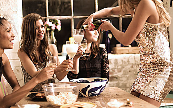 一群女孩子喝酒照片图片