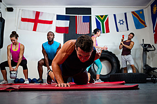 男青年,运动员,俯卧撑,练习垫,健身中心