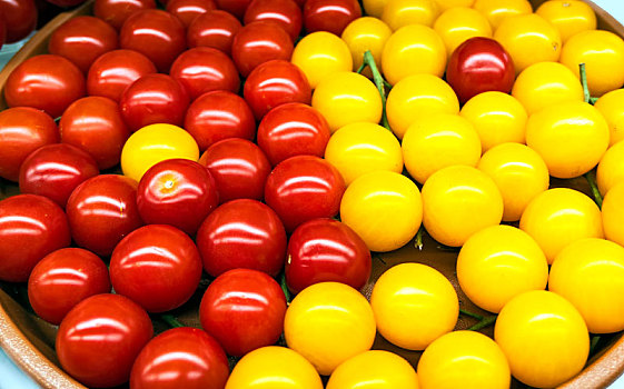 一堆新鲜的红色和黄色小西红柿圣女果食材