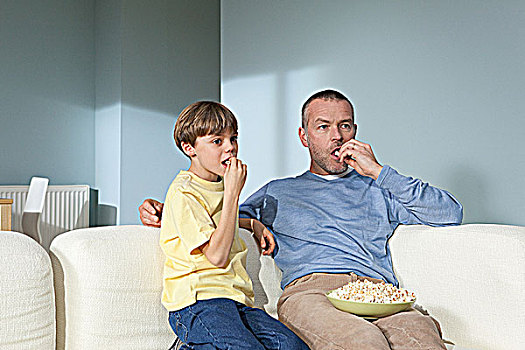 父子,看电视,吃,爆米花