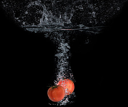 番茄落入水中