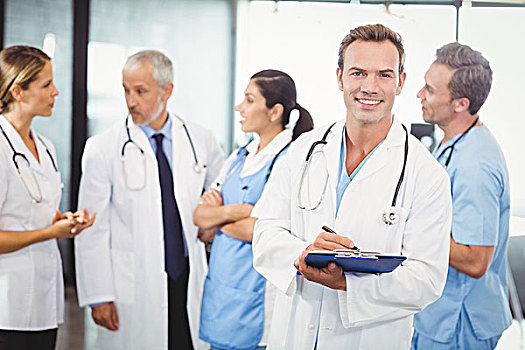 男医生,文字,写字板,男性,头像,医生,同事,站立,后面,讨论,医院