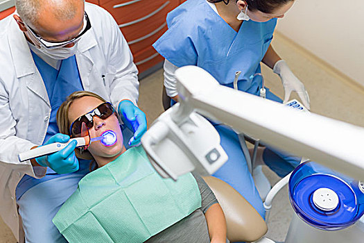 牙医,使用,紫外线,灯,女病人