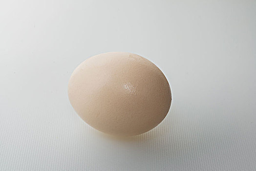 一个鸡蛋孤立在白色背景上
