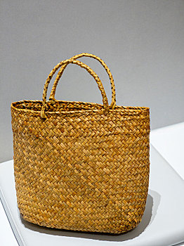手工编织的竹篮购物篮