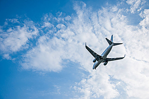 中国东方航空的飞机正降落重庆江北机场