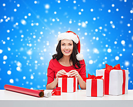 圣诞节,休假,庆贺,装饰,人,概念,微笑,女人,圣诞老人,帽子,纸,包装,礼盒,上方,蓝色,雪,背景