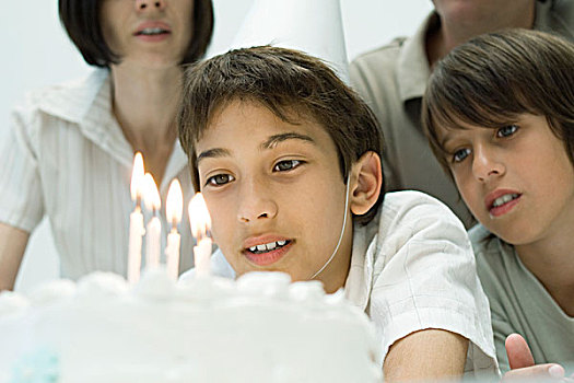 男孩,许愿,吹蜡烛,生日蛋糕