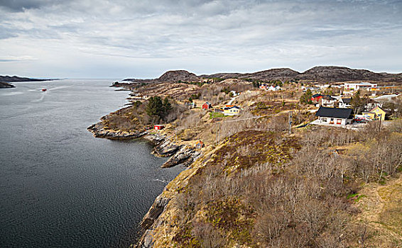 传统,沿岸,挪威,乡村,彩色,木屋,岩石上