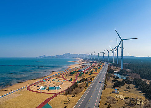 山东威海沿海大道一字排开风力发电机风景