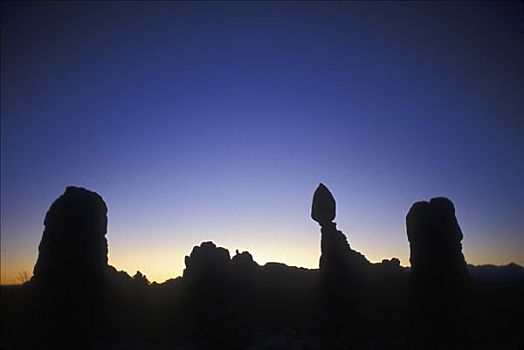 平衡石,日出,拱门国家公园,犹他,美国