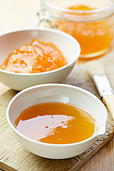 杏仁酱,蜂蜜,瓷碗