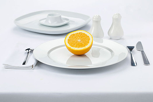 白色桌布上的食物和餐具