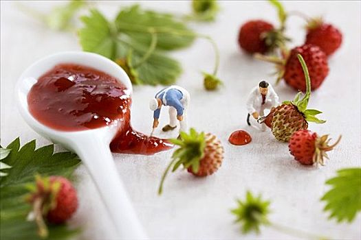 两个,小,玩具,男人,野草莓,果酱