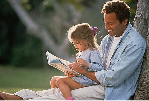 父亲,女儿,读,户外
