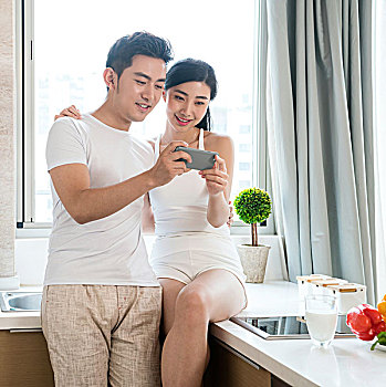 年輕情侶在廚房