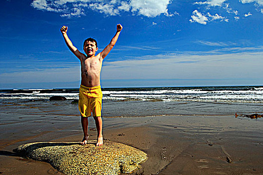 男孩,站立,抬臂,海滩