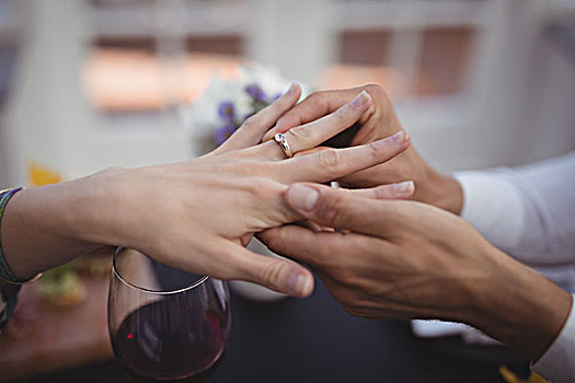 男人,放,订婚戒指,女人,手,牵手,餐馆