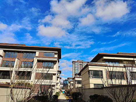 山东省日照市,蓝天白云下的居民小区风景如画