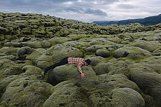 侧面视角,中年,男人,躺着,火山地貌,冰岛
