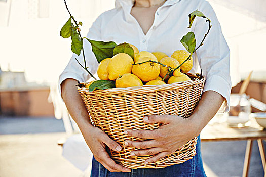 女人,拿着,篮子,满,柠檬