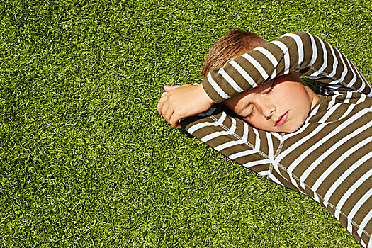 俯拍,男孩,躺着,草,遮蔽,脸,闭眼