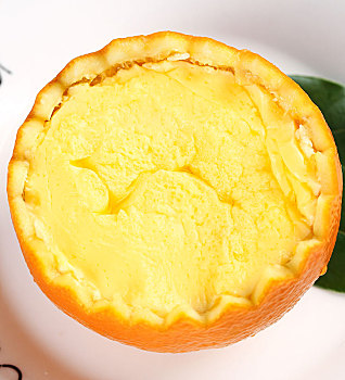 盘子里放着香橙炖蛋