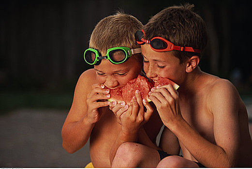 两个男孩,戴着,护目镜,分享,西瓜,户外