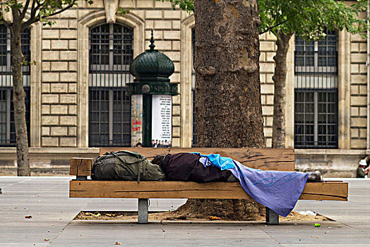 法国,巴黎,第三,地区,地点,无家可归,男人,躺着,长椅,八月