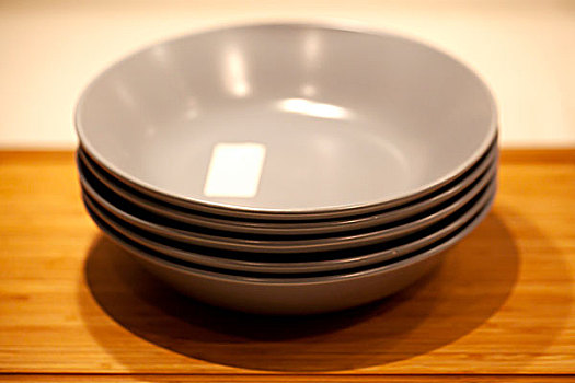 三个摞在一起的咖色陶瓷碗