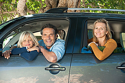 家庭,一起,汽车,探出,窗户,看镜头,微笑