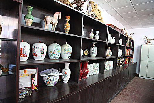 瓷器,古董,瓶,文物,堆放,大杂院,展示,收藏