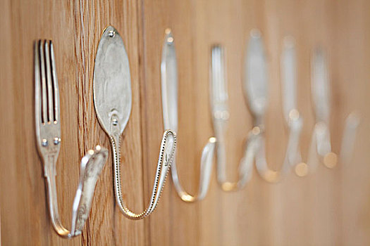 老式,银质餐具,弯曲,钩,木墙