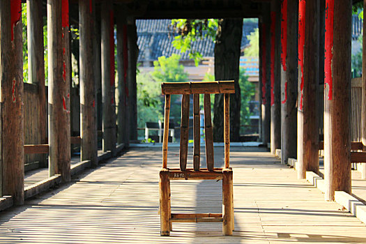 长廊上的竹椅