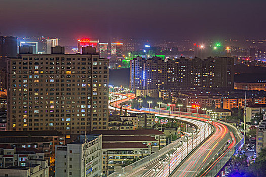 车水马龙的城市立交桥夜景