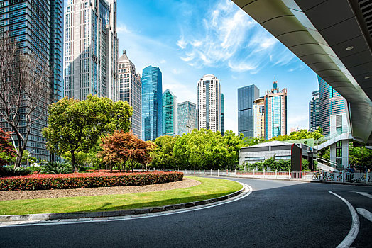 城市现代建筑办公楼和广场街道