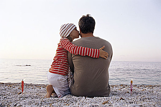 坐,海滩,父亲,后面,女孩,脸颊,吻,侧面,男人,36岁,父母,孩子,女儿,7岁,关系,喜爱,情感,魅力,靠近,手电筒,浪漫,海洋,注视,远眺,安静,享受