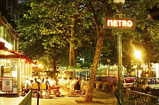 晚间,街边咖啡厅,巴黎
