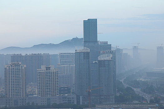山东省日照市,夏季天气多变,站在百米高楼看云雾里的城市建筑