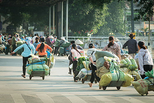 云南红河河口海关清晨过关时刻奔跑场景