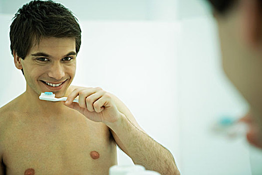 男青年,照镜子,拿着,牙刷,看镜头,微笑