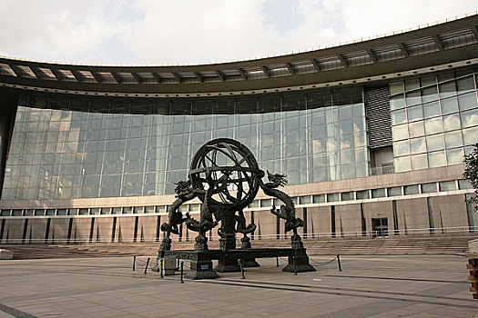 上海科学馆前的浑天仪雕塑